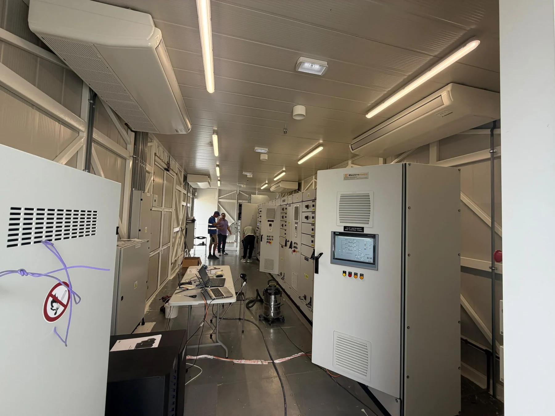Walk-in electrocentre with switchgear, control cabinet, working aisle and air conditioning